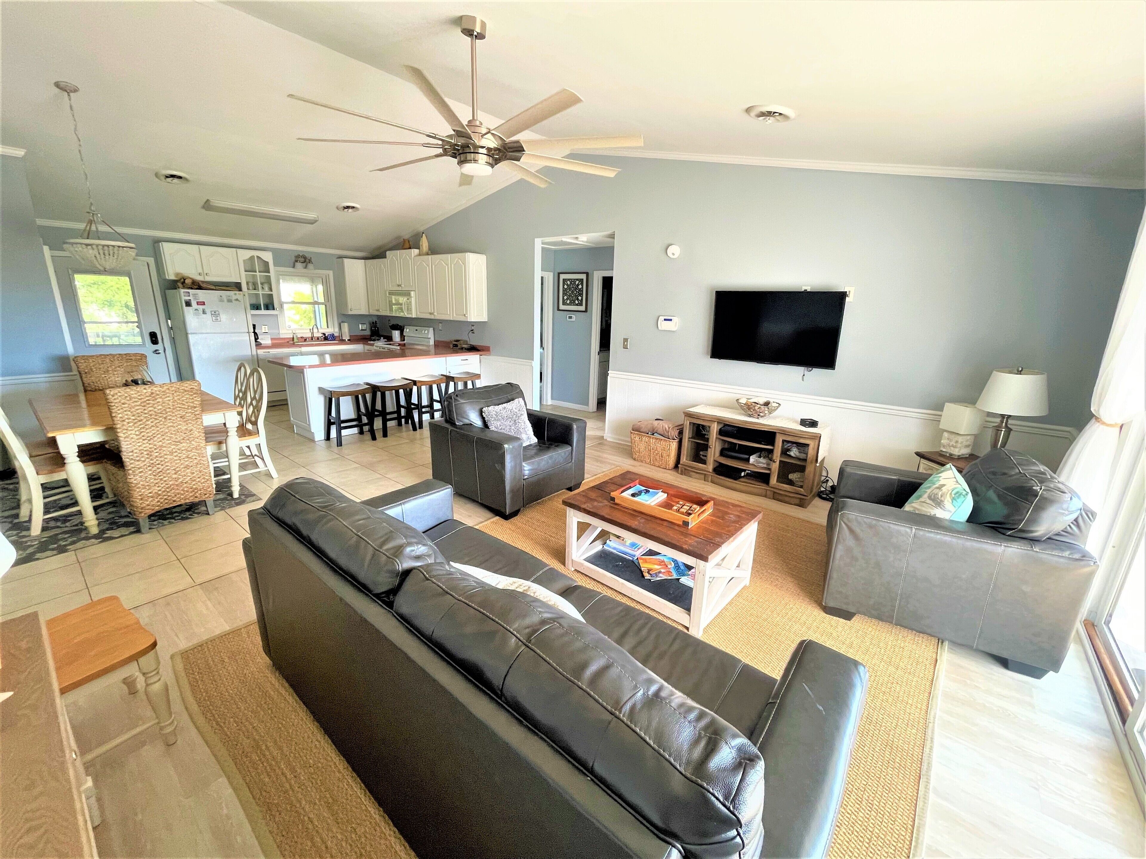 Oceanside beach home, 2 minute walk to beach