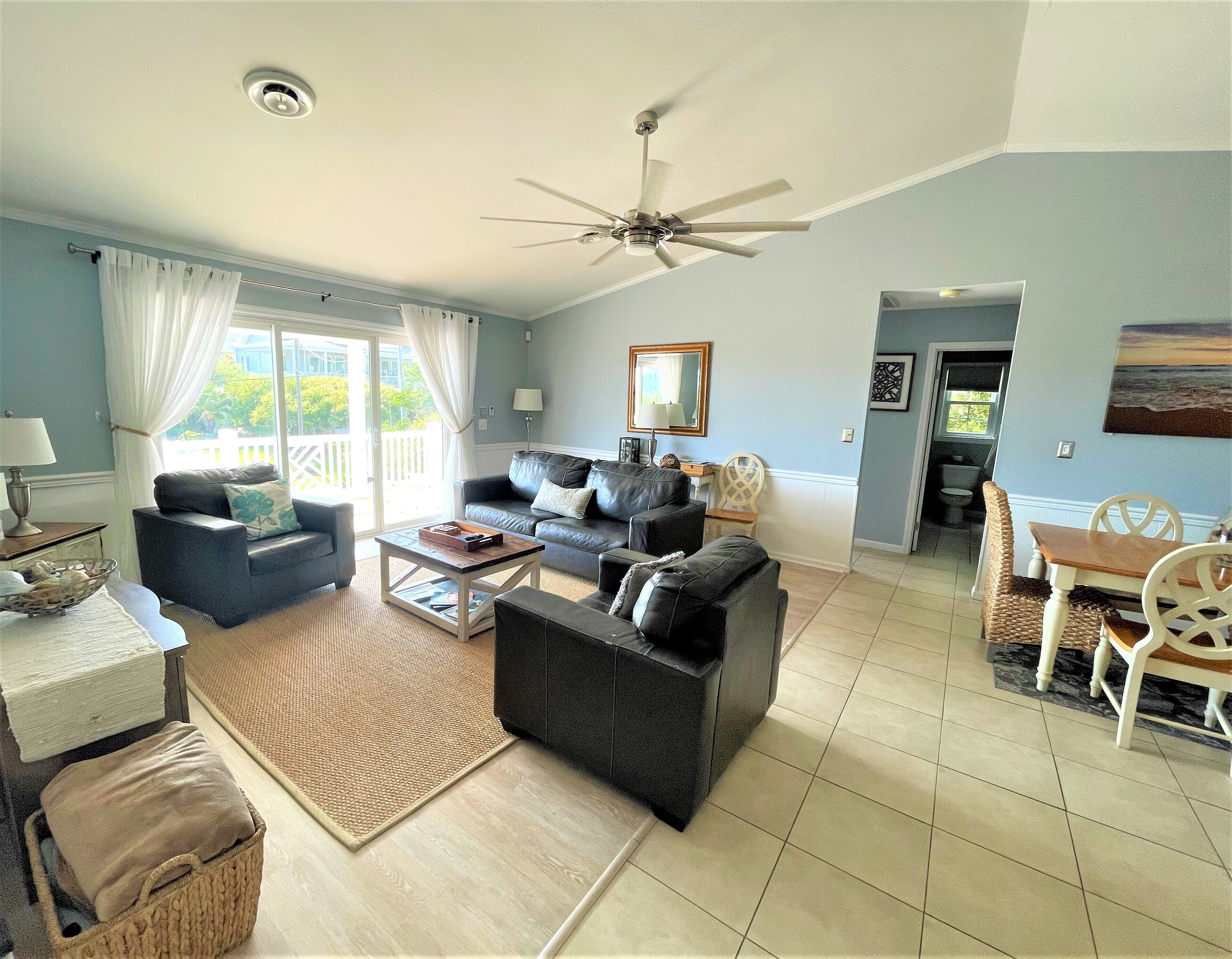 Oceanside beach home, 2 minute walk to beach