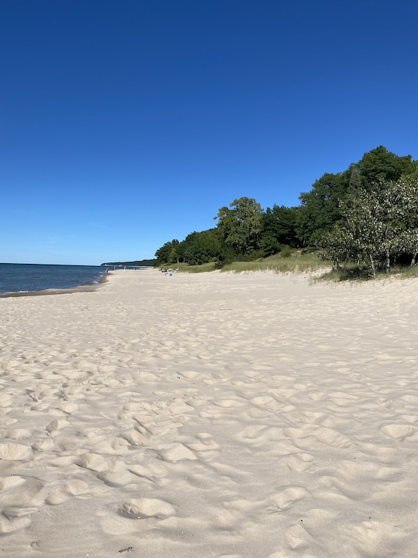 Una spiaggia nelle vicinanze, lettini da mare, teli da spiaggia