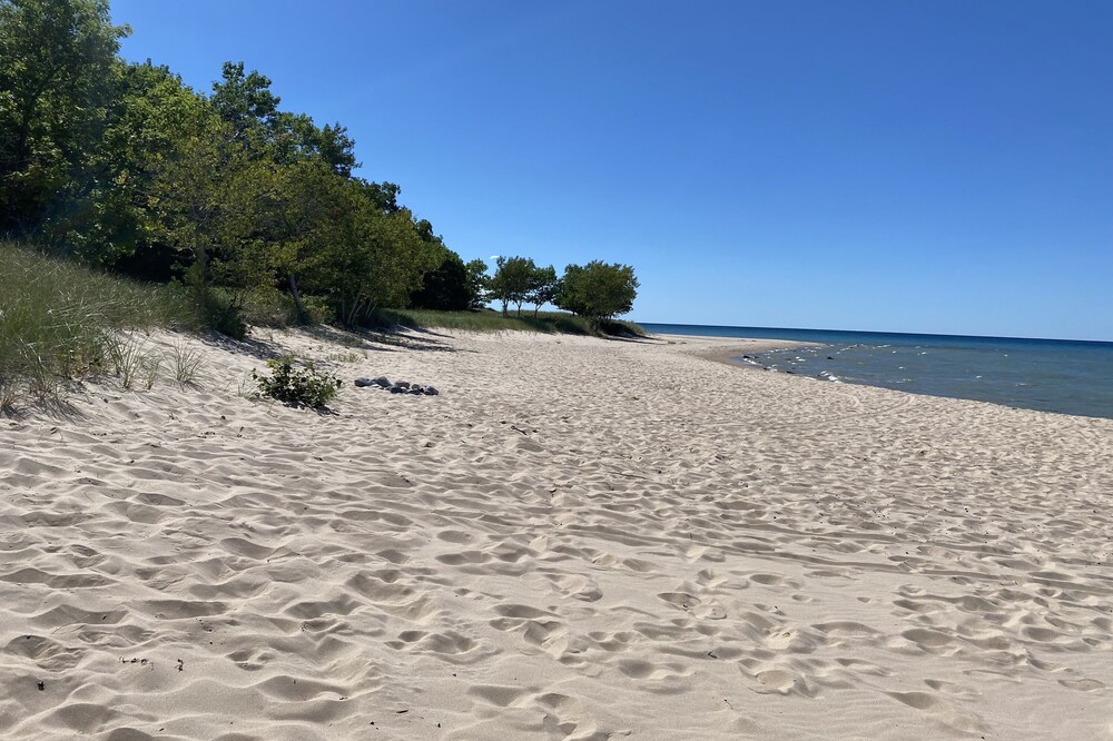 Good Hart/Harbor Springs/Beachfront Cottage/Tunnel of Trees