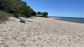 Beach nearby, sun loungers, beach towels