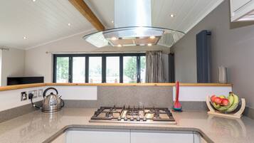 Refrigerador, lavavajillas, tetera/pava eléctrica, tostadora