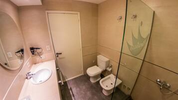 Douche, sĂšche-cheveux, bidet, savon