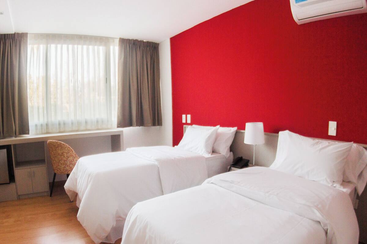 Standaard Twin kamer, 1 slaapkamer | Een kluis op de kamer, een bureau, gratis wifi, beddengoed