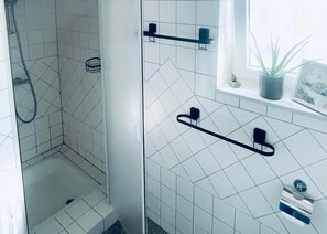 Douche, serviettes fournies, papier toilette