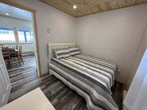 2 bedrooms, WiFi - Charming 2-bedroom cottage by the water (Utterson)