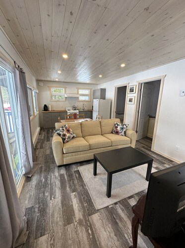 Charming 2-bedroom cottage by the water