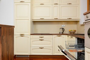 Lave-vaisselle, batterie de cuisine, vaisselle et ustensiles