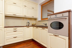 Dishwasher, cookware/dishes/utensils