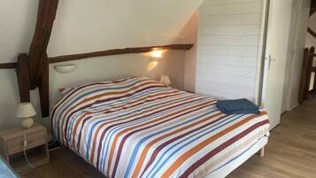 4 dormitorios, escritorio, tabla de planchar con plancha y cuna de viaje