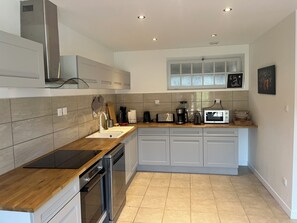 Kjøleskap, mikrobølgeovn, ovn og kokeplater