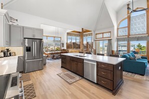 Geladeira, micro-ondas, fogão, cooktop