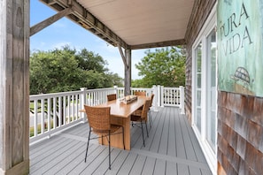 Outdoor dining - Pura Vida: Water Views | Private Backyard (Kill Devil Hills)