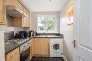 Kjøleskap, mikrobølgeovn, ovn og vannkoker