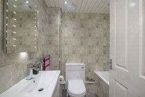 Combined shower/bathtub, hair dryer, towels, soap - The Nelson: Spacious Main Door Holiday Home & Parking (Glasgow)