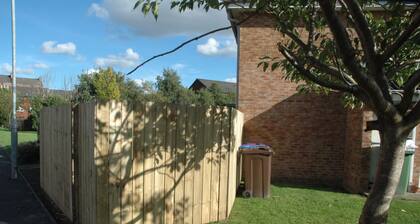 The Nelson: Spacious Main Door Holiday Home & Parking