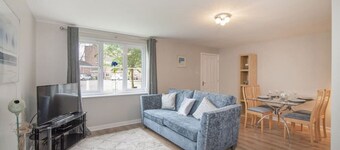 The Nelson: Spacious Main Door Holiday Home & Parking