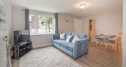 The Nelson: Spacious Main Door Holiday Home & Parking