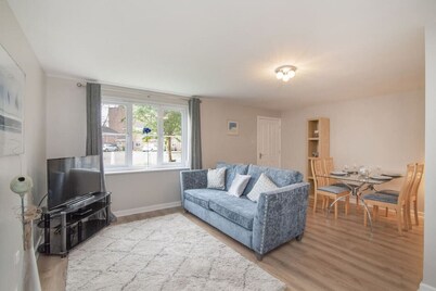 The Nelson: Spacious Main Door Holiday Home & Parking
