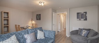 The Nelson: Spacious Main Door Holiday Home & Parking