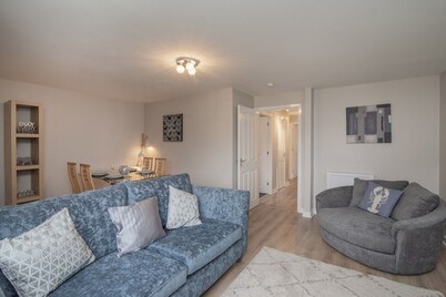 The Nelson: Spacious Main Door Holiday Home & Parking