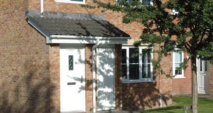 The Nelson: Spacious Main Door Holiday Home & Parking