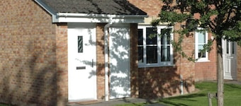 The Nelson: Spacious Main Door Holiday Home & Parking
