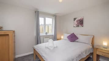 2 bedrooms, desk, iron/ironing board, WiFi
