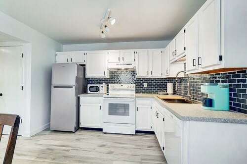 Sleepy Nook - Remodeled with Comfort & Style - steps from Spooky Nook Hamilton