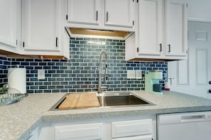 Private kitchen - Sleepy Nook - Remodeled with Comfort & Style - steps from Spooky Nook Hamilton (Hamilton)