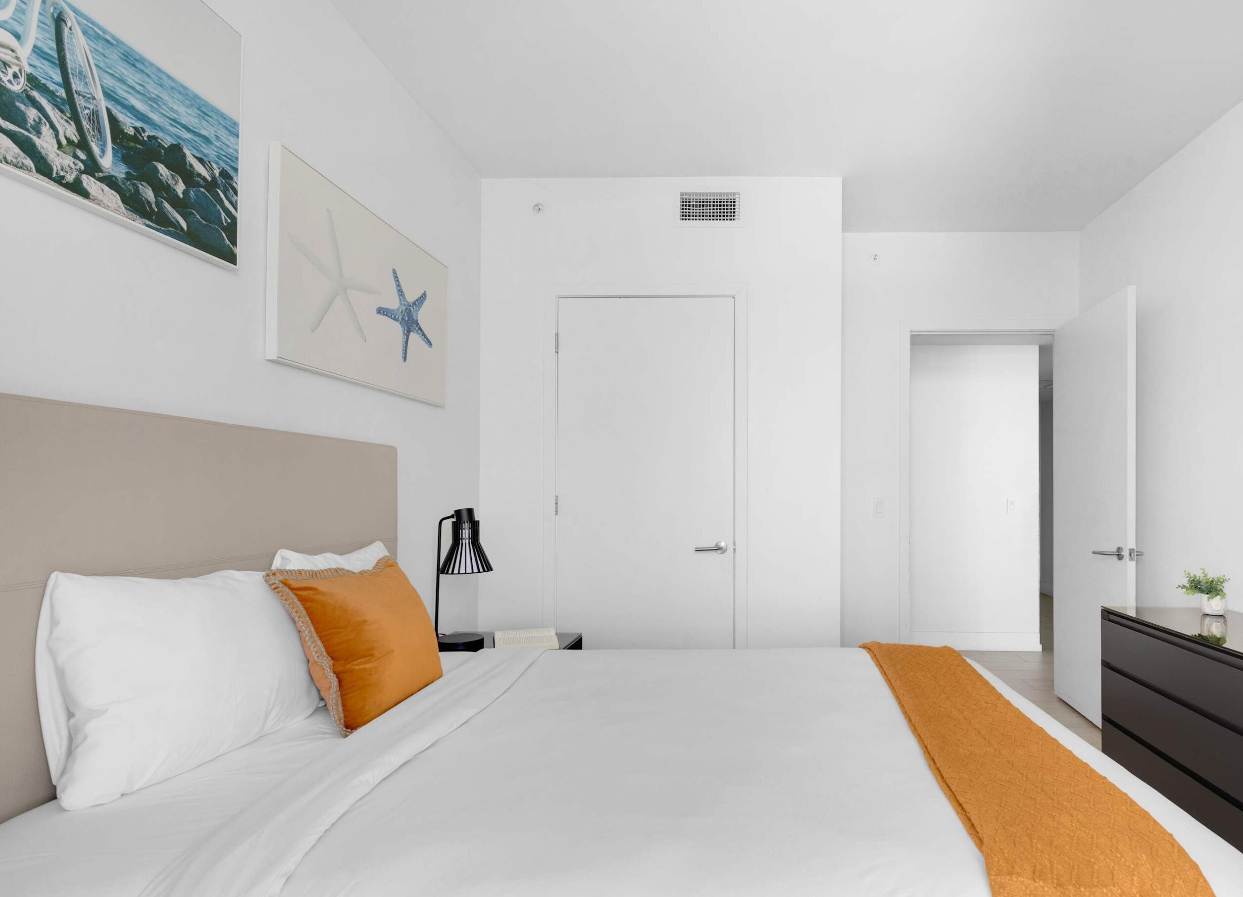 Bedroom 2 (Queen Bed)