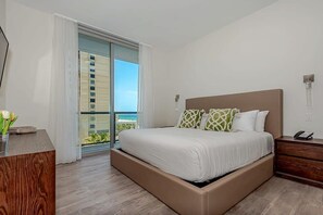 1 chambre, bureau, fer et planche à repasser, lit de bébé portatif