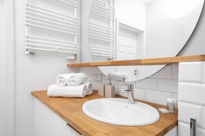 公寓, 1 间卧室, 露台 | 浴室 | 淋浴设施、毛巾