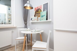 公寓, 1 间卧室, 露台 | 1 多间卧室、床单