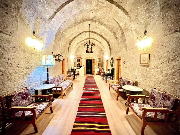 ฝ่ายต้อนรับ