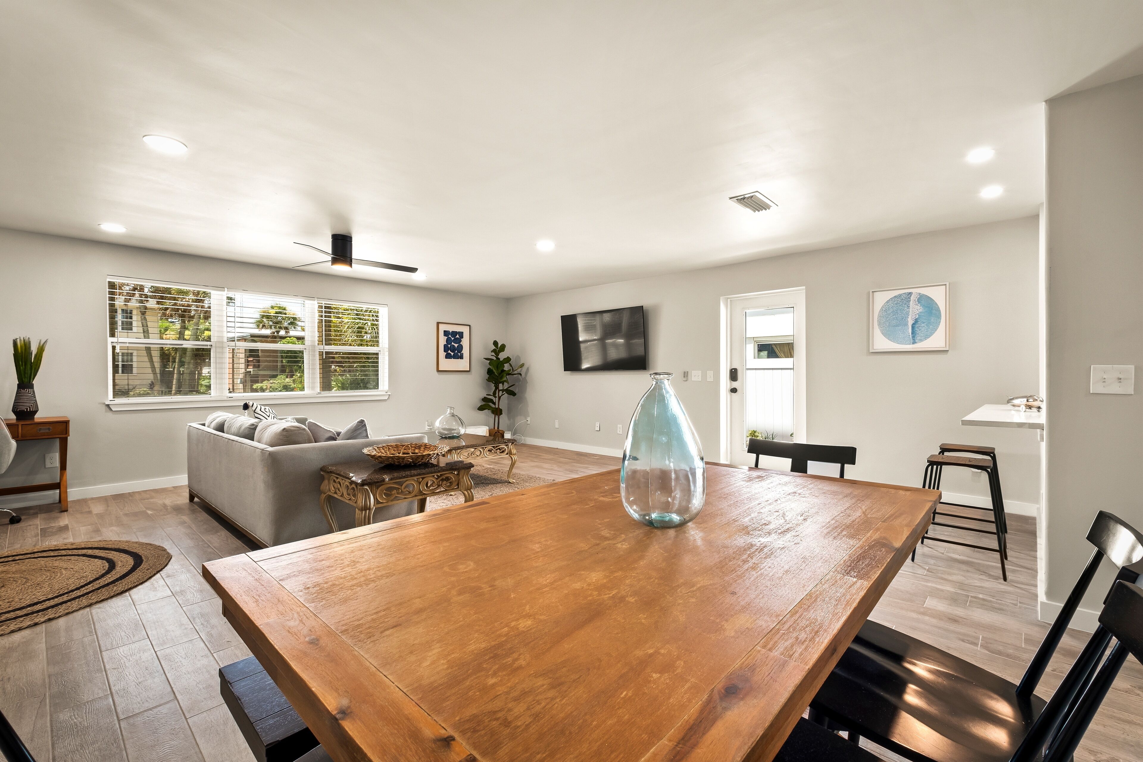 "Stylish 1-Bedroom Beachside Retreat: Walk to the Ocean 'A Wave From It -B-'"