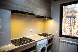 Sebuah peti sejuk di kawasan bersama