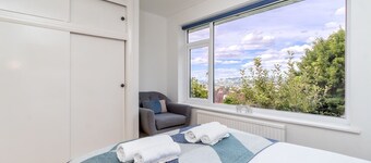 One bed flat with stunning views and free parking - Pass the Keys