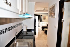 อพาร์ทเมนท์ | ครัวส่วนตัว | ตู้เย็น, ไมโครเวฟ, เตาประกอบอาหาร, กาต้มน้ำไฟฟ้า