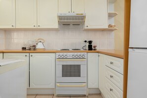 Réfrigérateur, four à micro-ondes, un four, surface de cuisson