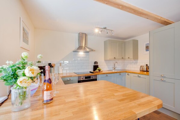 Microwave, oven, dishwasher, cookware/dishes/utensils - 2 Bed in Torquay (oc-sdmarg) (Torquay)