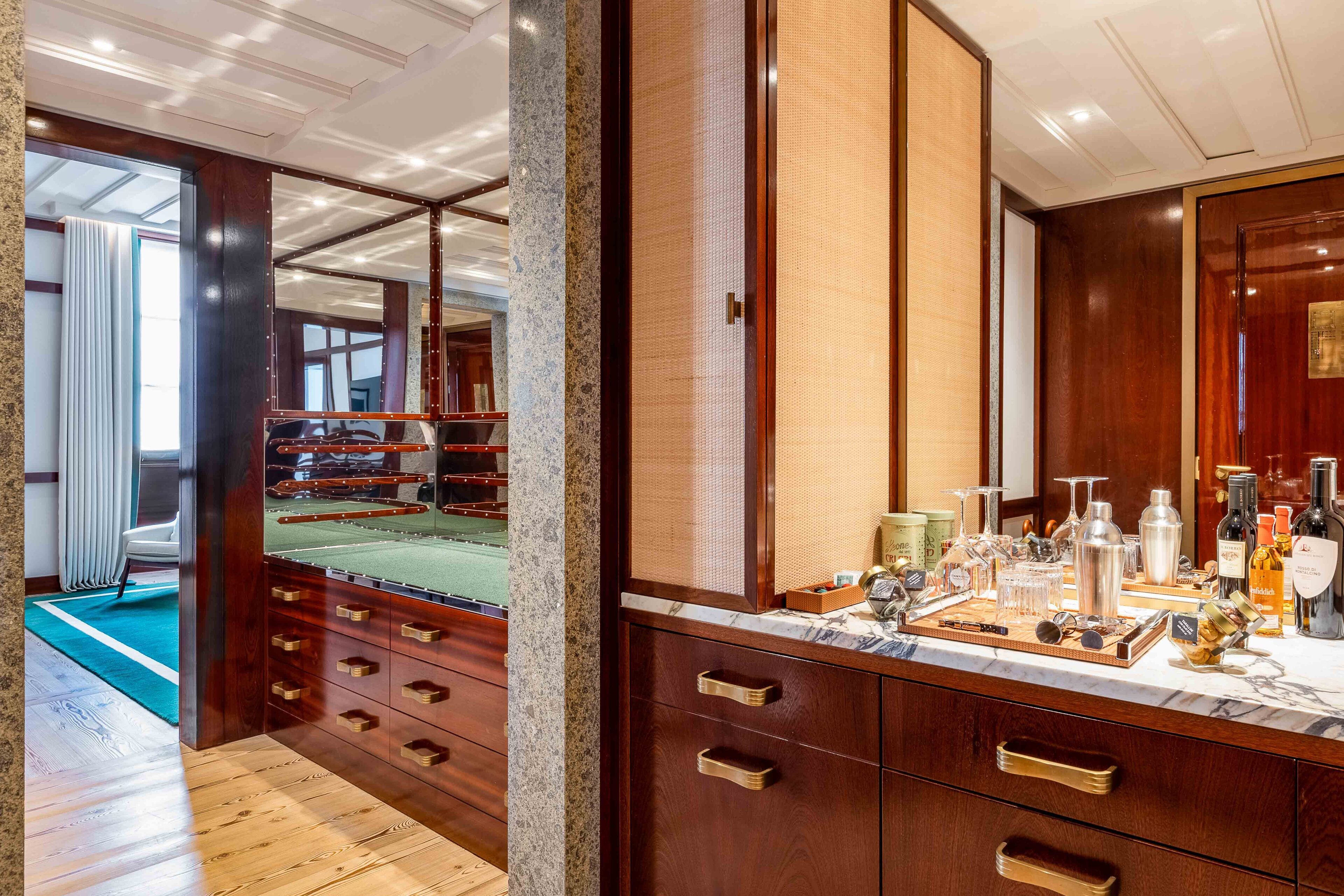 Ein luxuriöses Zimmer mit einem Holzneidebord, einer Marmorplatte und einem großen Spiegel.