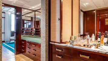 Ein luxuriöses Zimmer mit einem Holzneidebord, einer Marmorplatte und einem großen Spiegel.