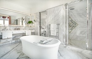 Designer toiletries, hair dryer, bathrobes, slippers - Portrait Milano - Lungarno Collection (Milan)