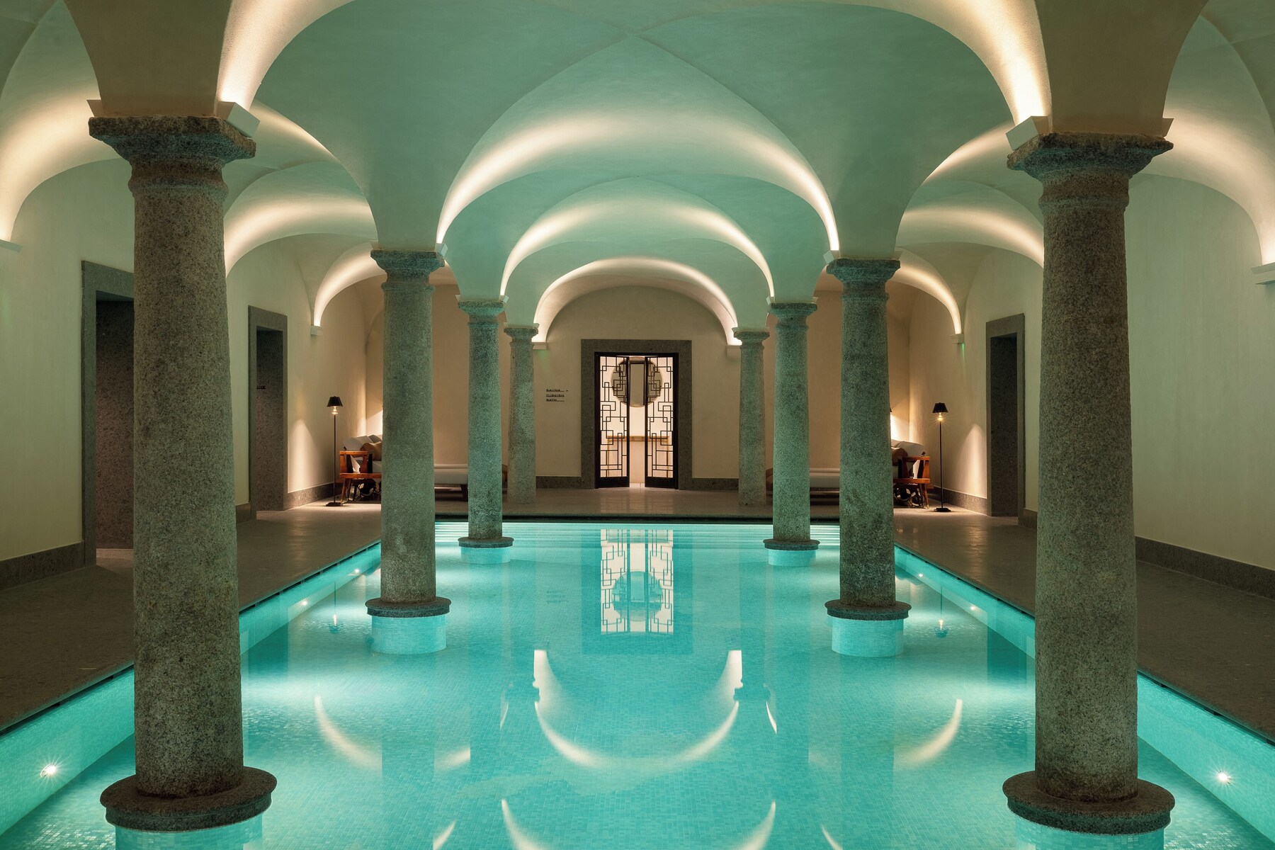 Piscina interna, funciona das 7h30 às 20h30, espreguiçadeiras