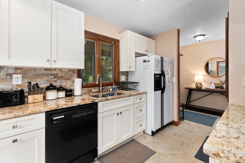 4min to Ski: Whispering Creek Hot Tub King Beds