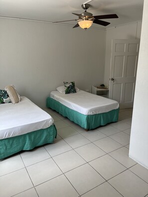 Habitación básica | Tabla de planchar con plancha, wifi gratis y ropa de cama