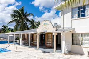 Fachada de la propiedad