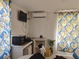 Tabla de planchar con plancha, wifi gratis y ropa de cama 