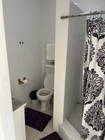 Tabla de planchar con plancha, wifi gratis y ropa de cama 